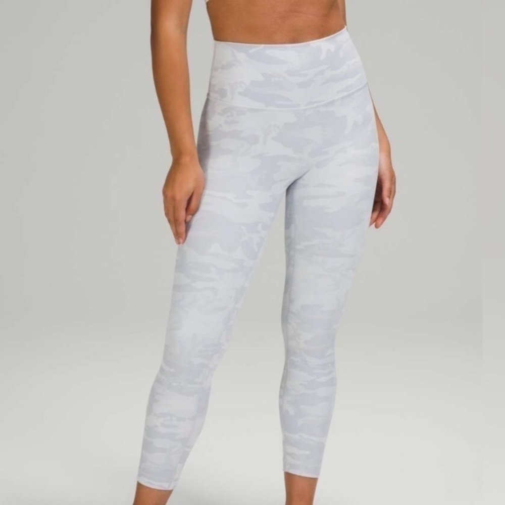 Lululemon Wonder Under High Waist  21"
Camo Alpine White  Leggings Size 4